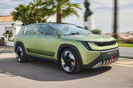 Skoda Vision 7S 2022 front quarter tracking