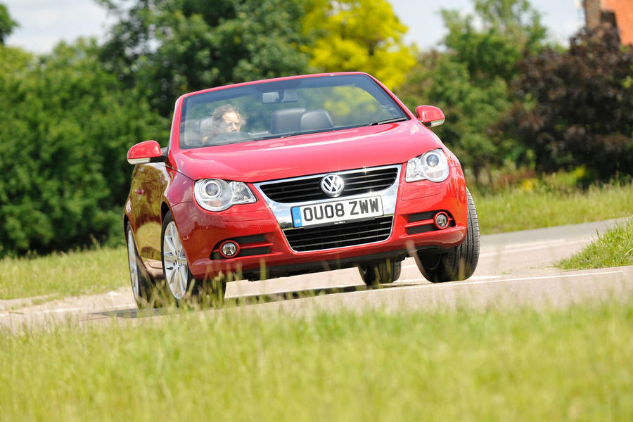 2008 Volkswagen Eos front driving