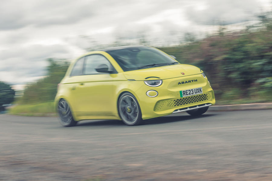 Abarth 500e front quarter tracking