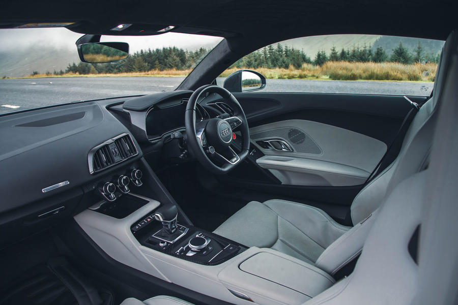 Audi R8 V10 Performance RWD Edition interior