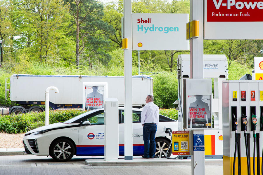 Toyota Mirai Mk1 at Shell hydrogen filling station