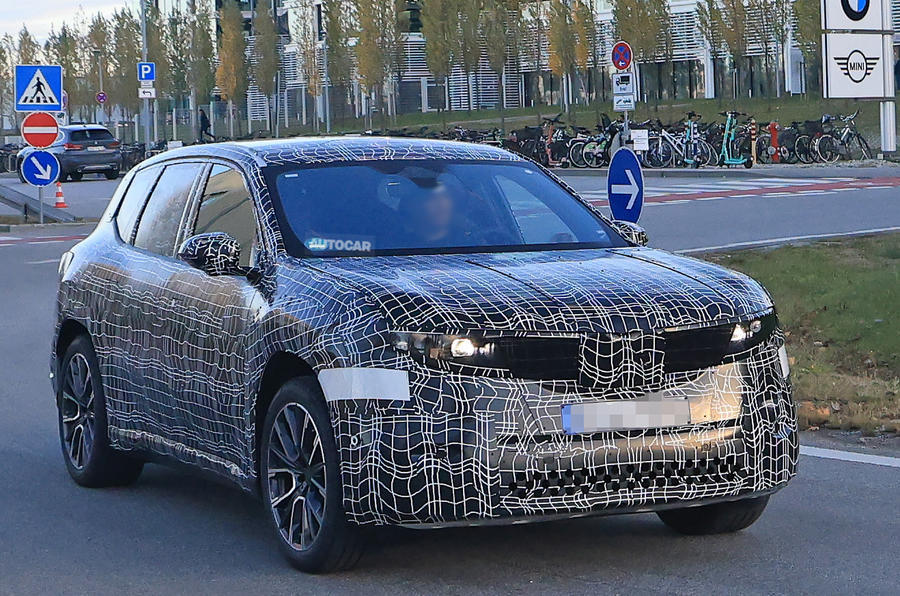 Neue Klasse BMW iX3 in camouflage – front quarter