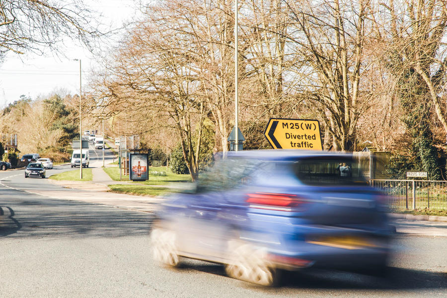 Dacia Sandero driving past M25 diversion sign