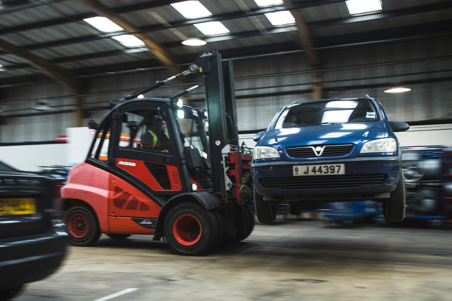 Mk1 Vauxhall Zafira on forklift